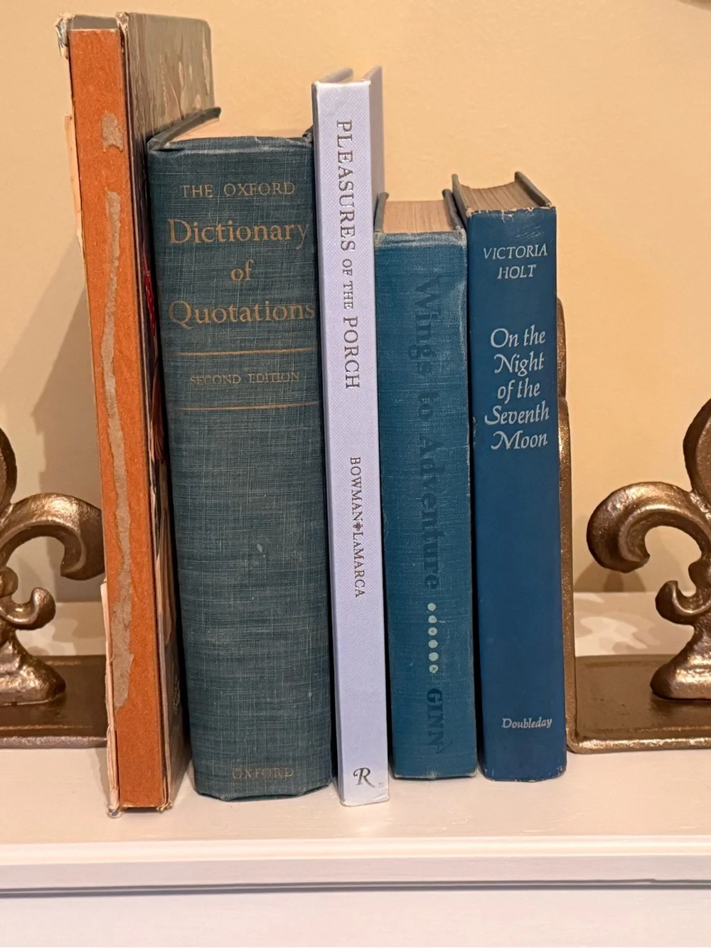 Decorative Fleur-de-Lis Bookends in Aged Brass